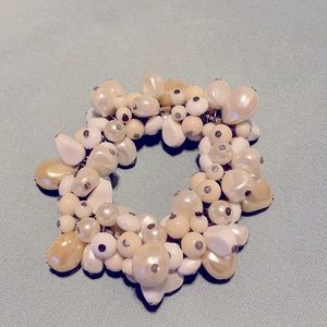 Bracelet. Beaded with white and cream